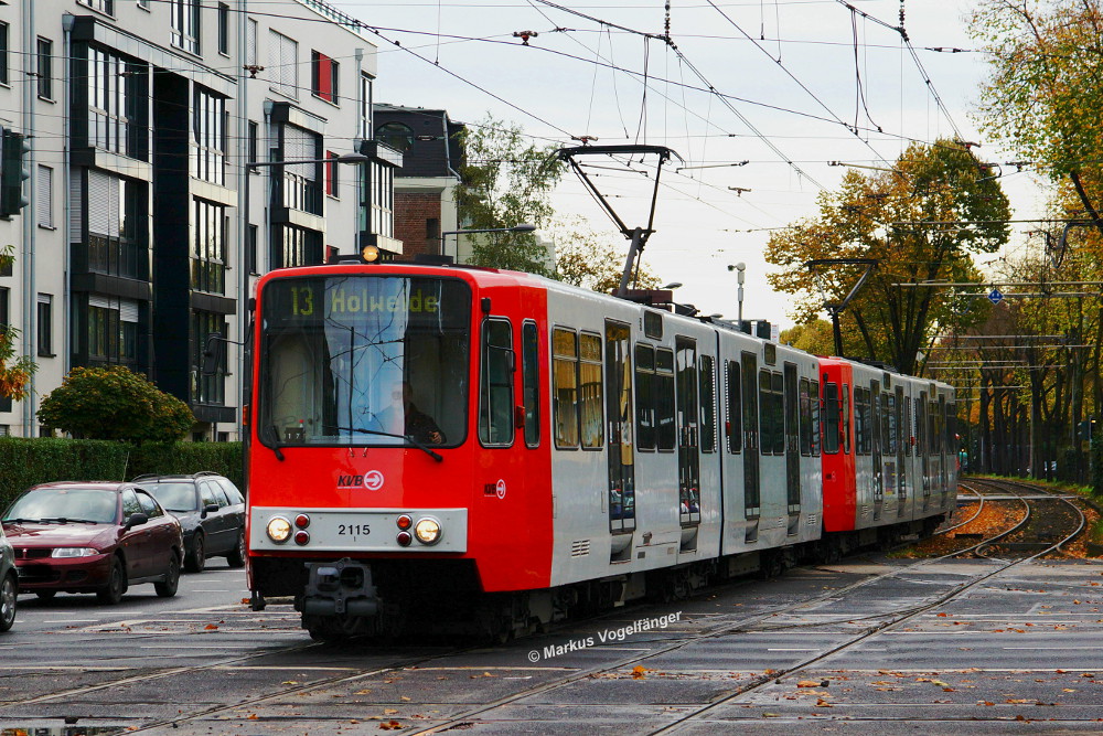 2115 nach entfernen der Ganzreklame  IKEA  wieder im aktuellen KVB-Farbschema auf der Kreuzung Aachener Str./Grtel am 26.10.2013.