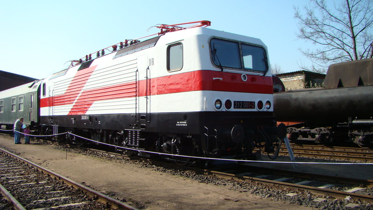 212 001-2 DR weiße Lady DB Museum Leipzig Plagwitz 17.03.2012