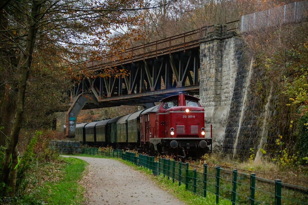 212 007-9 DB mit Museumszug auf der Ruhrtalbahn an der Stahlbrücke in Witten, Dezember 2022.