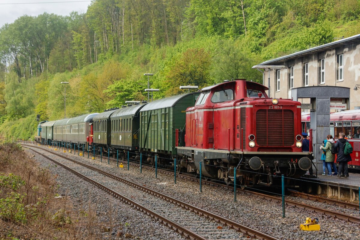 212 007-9 DB mit Sonderzug im Eisenbahnmuseum Bochum Dahlhausen, April 2024.