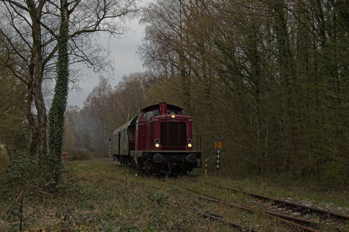 212 007-9 des Eisenbahnmuseums Bochum mit einem kurzen Schweineschnäuzchen-Ersatzzug kurz vor dem Haltepunkt Zeche Nachtigall (08.04.2023)