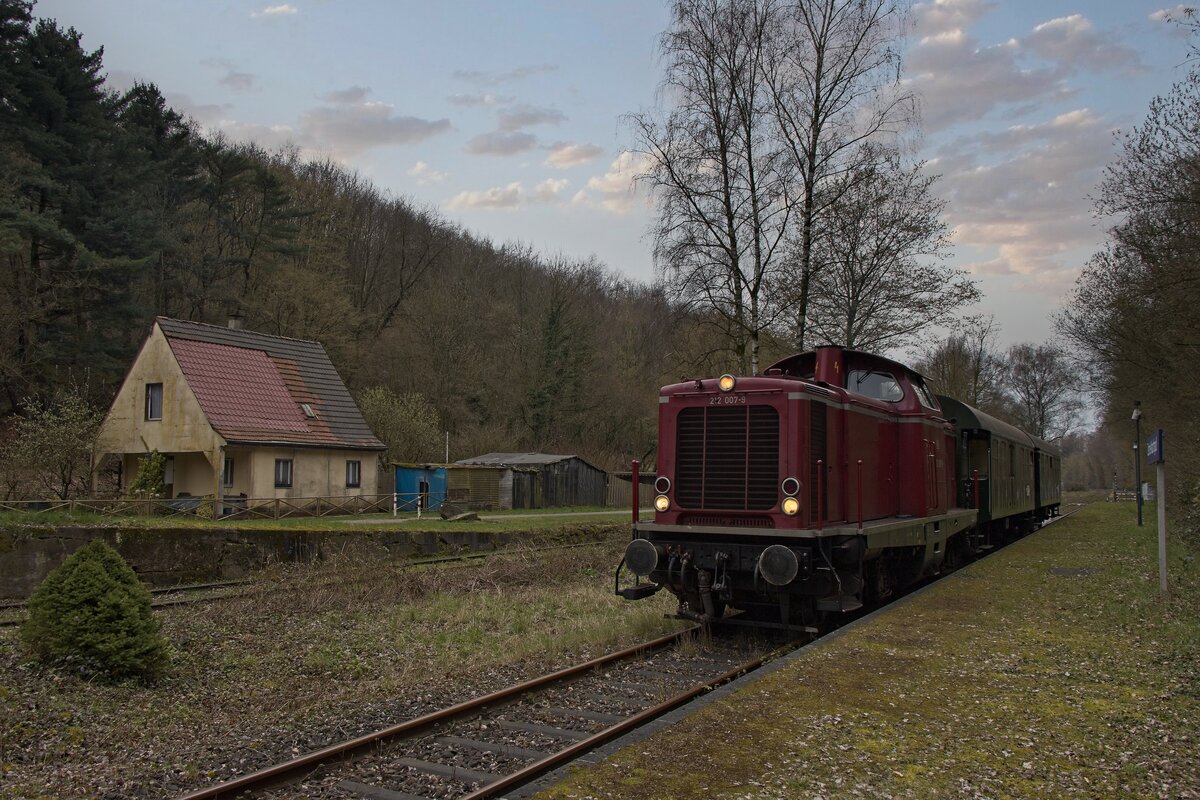 212 007-9 des Eisenbahnmuseums Bochum mit einem kurzen Schweineschnäuzchen-Ersatzzug am Haltepunkt Zeche Nachtigall, dem ehemaligen Güterbahnhof Bommern (08.04.2023)