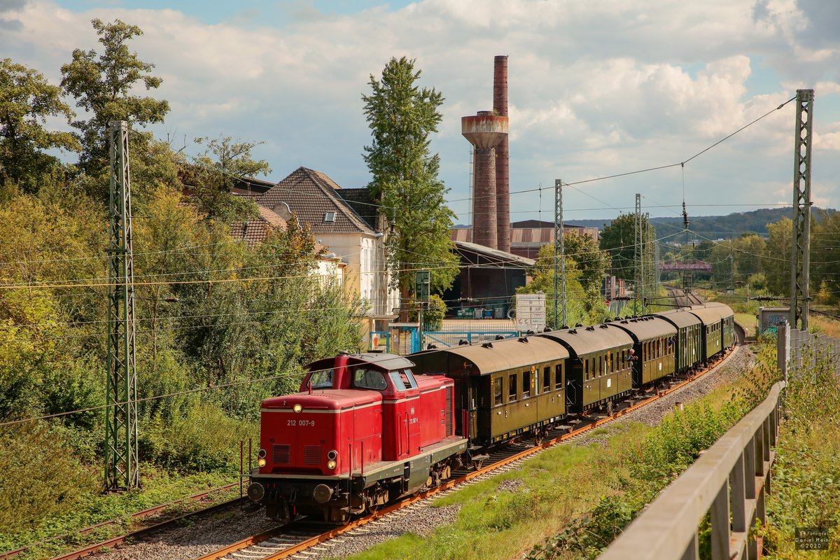 212 007-9 mit Museumszug auf der Ruhrtalbahn in Wengern Ost, September 2020.