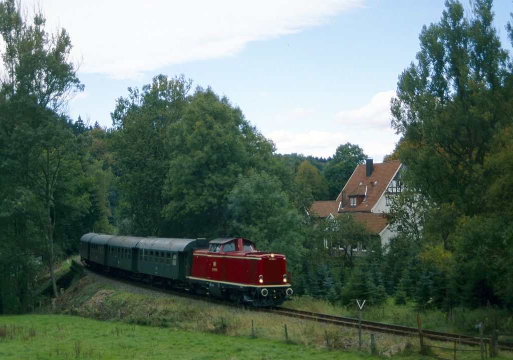 212 023 als Sonderfahrt Kln - Neuenrade am 27.09.1998 bei Binolen.