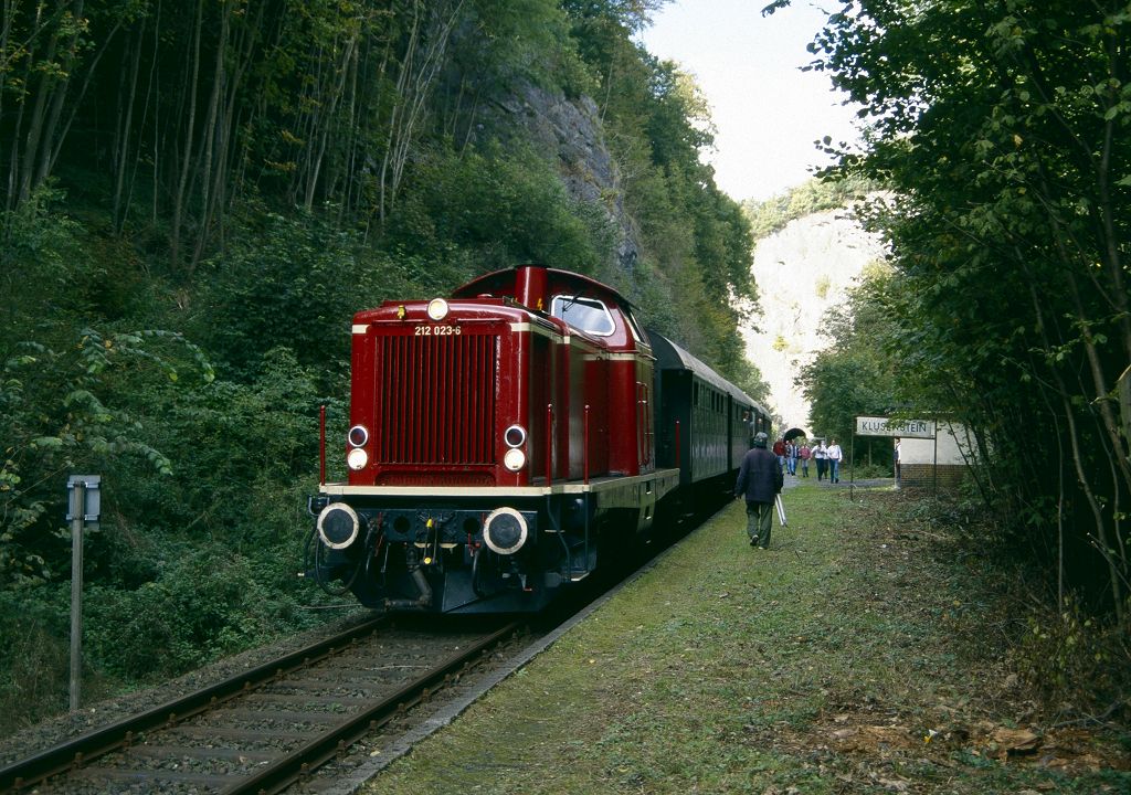 212 023 am Hp. Klusenstein am 27.09.1998 im Rahmen einer Sonderfahrt Kln - Neuenrade.