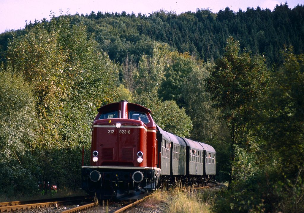 212 023 bei der Einfahrt in Binolen mit Sonderzug Neuenrade - Kln am 27.09.1998