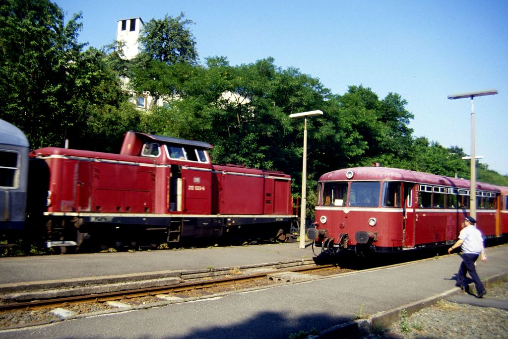 212 023 kreuzt in Hardenrodt an der Strecke Niederwalgern - Herborn mit 798 629 am 23.07.1991
