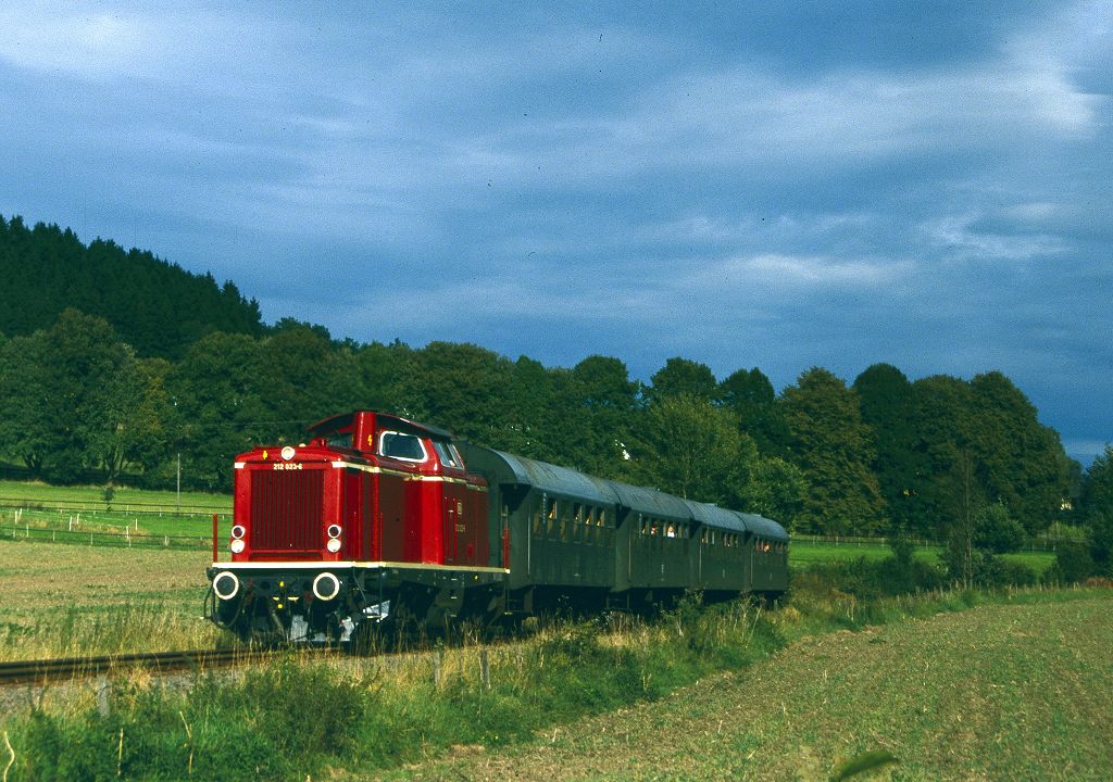 212 023 mit Sonderzug Kln - Neuenrade bei Balve am 27.09.1998