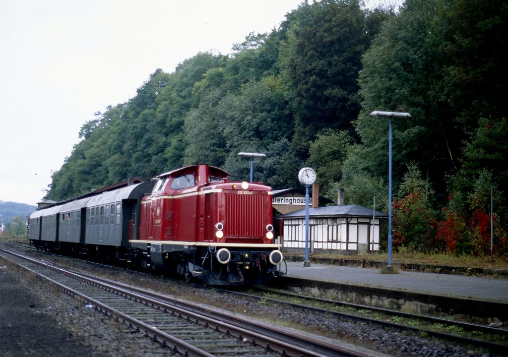 212 023 mit Sonderzug Kln - Neuenrade in Dieringhausen am 27.09.1998