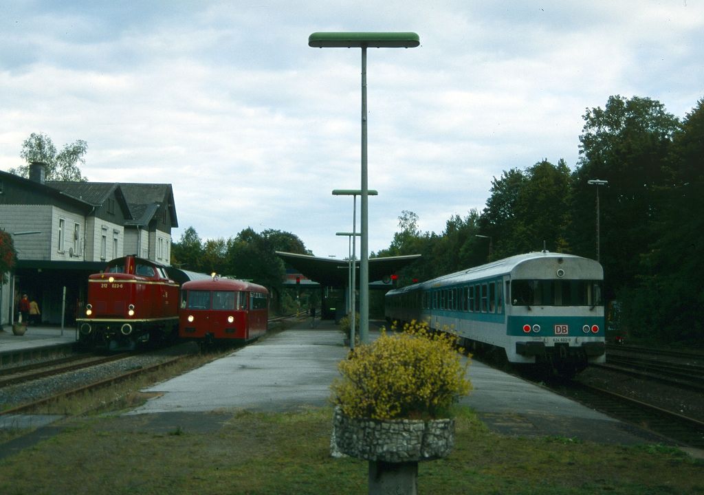 212 023 mit VT 95 256 und 624 603 am 27.09.1998 in Menden(Sauerland).