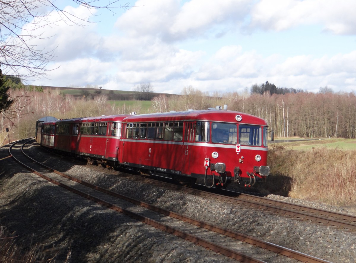 212 024 überführte am 14.02.14 einen Zug mit alten Wagen und Uerdinger Triebwagen nach Zittau. Hier der Nachschuß zusehen in Lengenfeld kurz vor Marktredwitz.