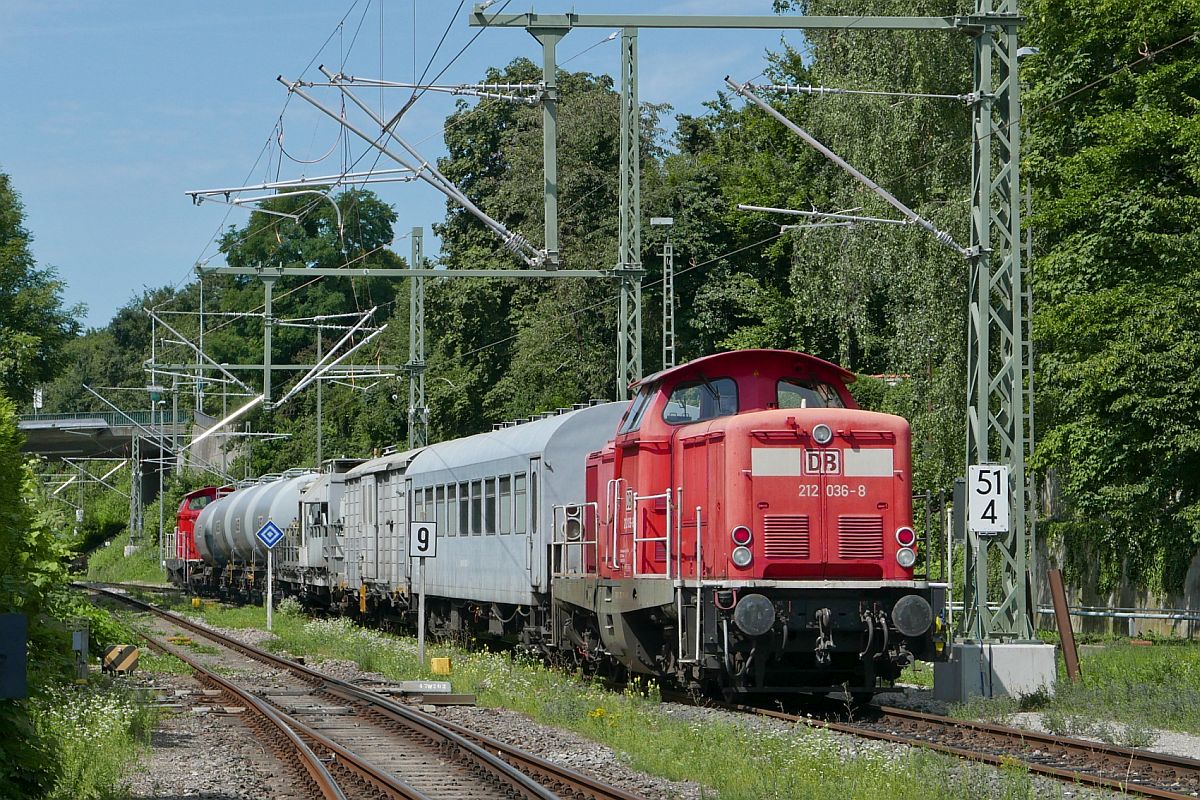 212 036-8 und 212 323-0 mit dem Spritzzug zur Unkrautvernichtung am 09.08.2021 an der Tankstelle in Friedrichshafen.
Aufnahmestandort ein geöffneter Bahnübergang.