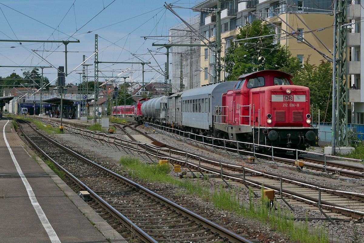 212 036-8 zieht am 09.08.2021 den Spritzzug zur Unkrautvernichtung durch den Bahnhof von Friedrichshafen Stadt. Am Zugende befindet sich 212 323-0.