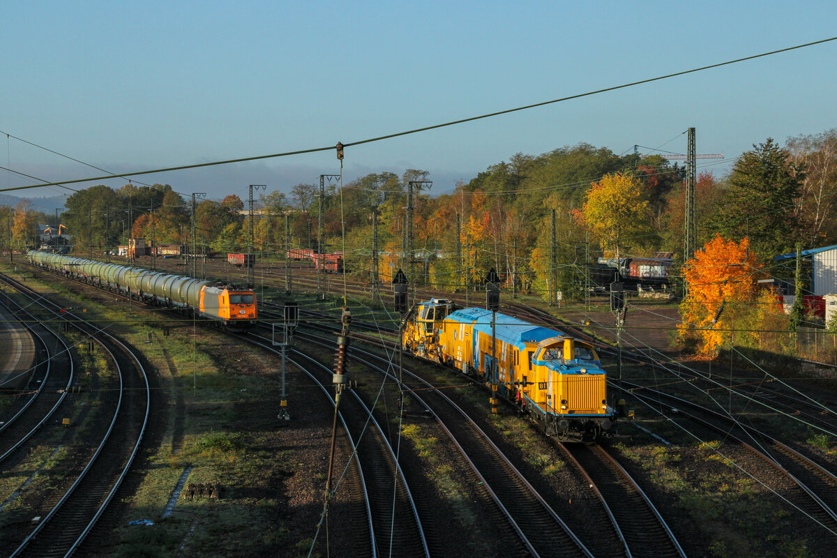 212 047-5  Luise  verl�sst mit einer Stopfmaschine am Haken Homburg (Saar) in Richtung Kaiserslautern. Im Hintergrund ist  ITL 185 606 zu sehen. (28.10.2026)
