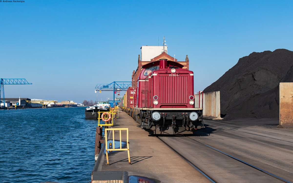 212 052 schiebt ihren Containerzug ins Terminal, Kehl Hafen 8.3.24