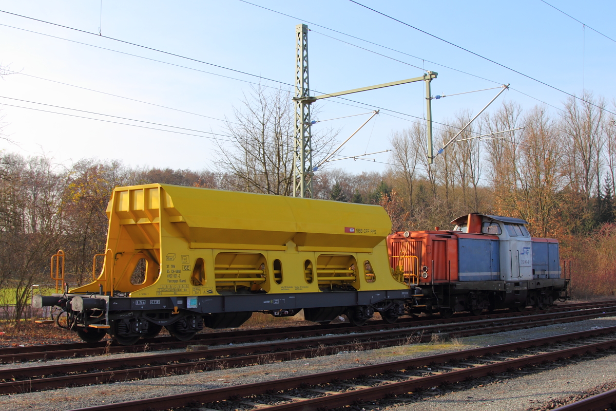 212 063-2 SVG mit einem SBB - Schotterwagen Faccnpps ( Xans) 31 85 693 7 021-2 in Hochstadt/ Marktzeuln am 24.11.2016.