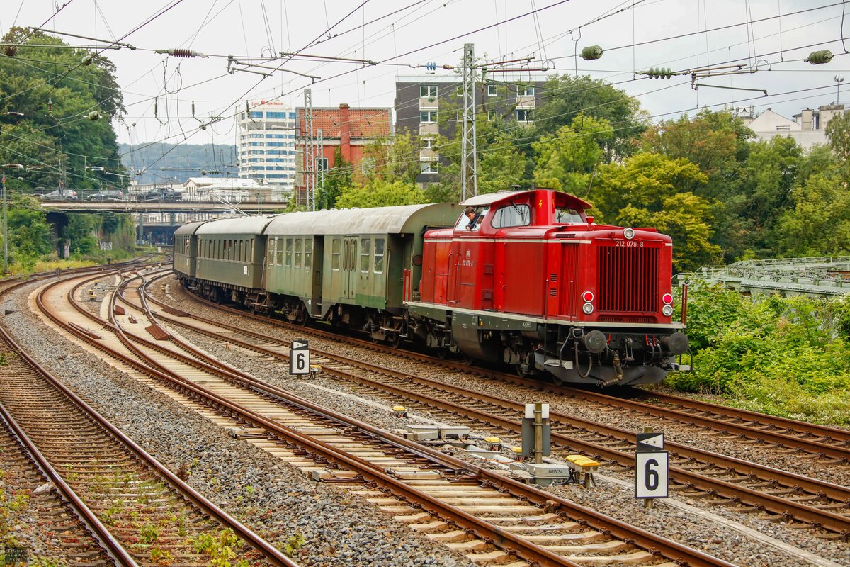 212 079-8 am Schluss des Zuges in Wuppertal, am 28.08.2021.
