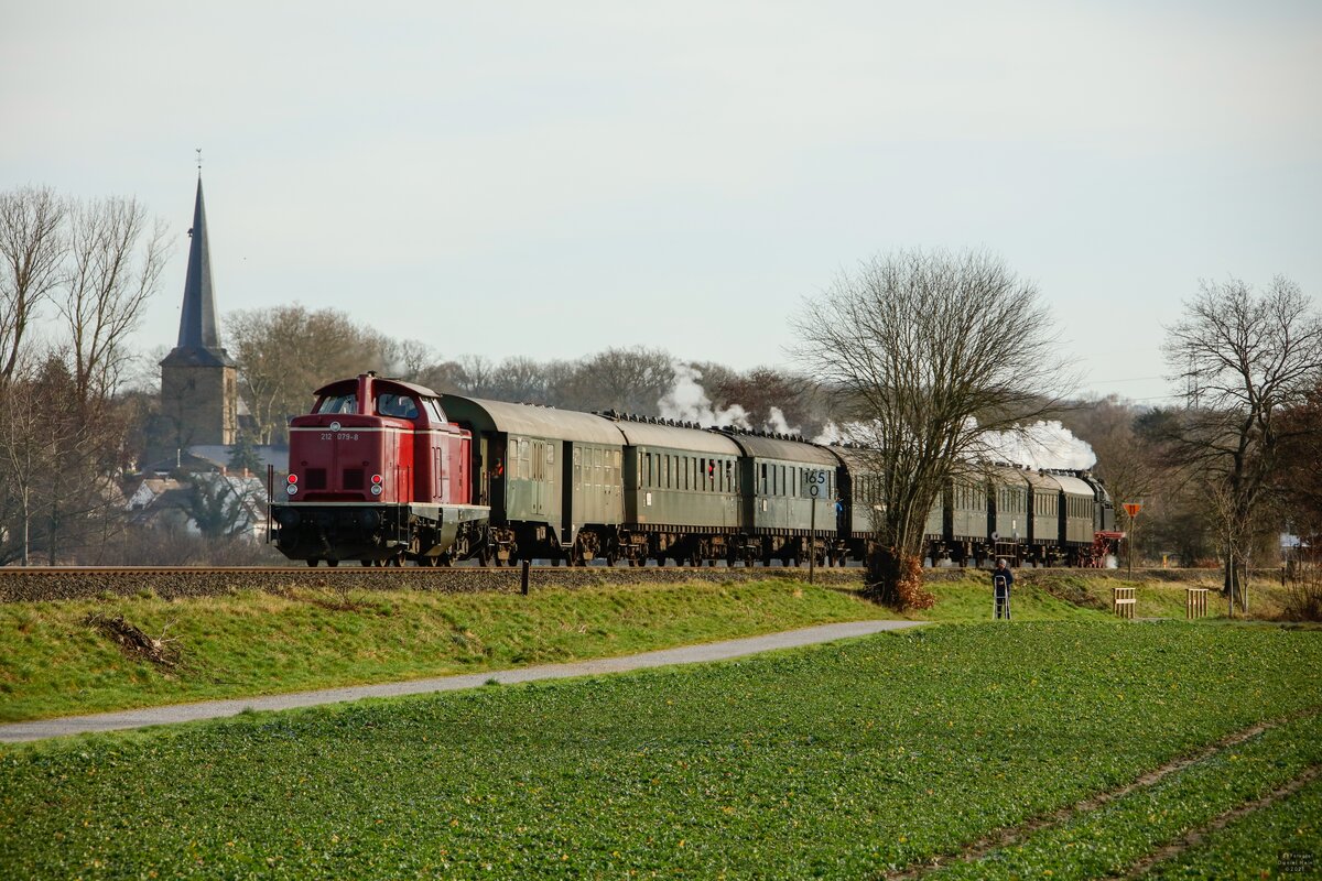 212 079-8 am Schluss des Zuges bei Fröndenberg Altendorf, Februar 2022.