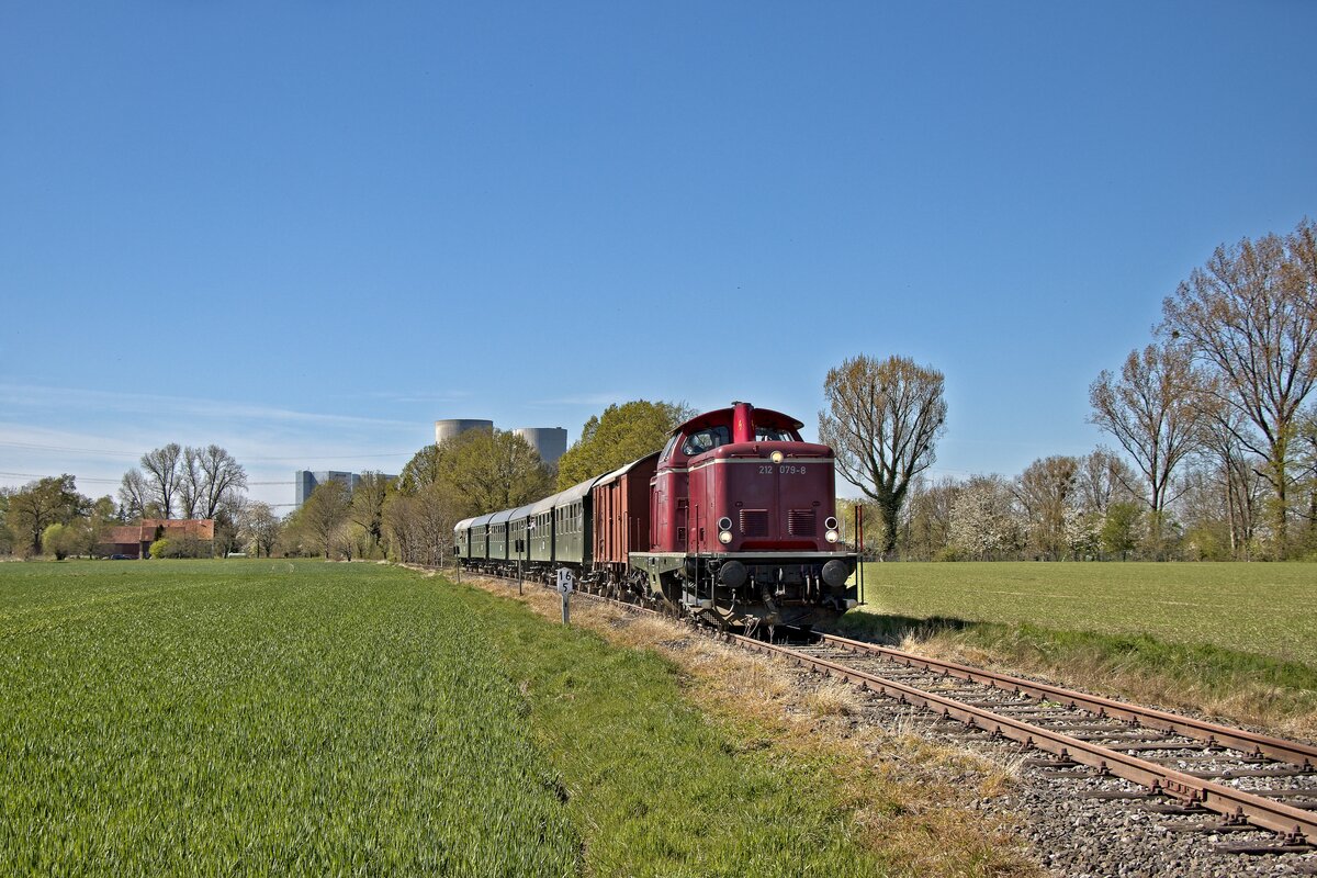 212 079-8 der Museumseisenbahn Hamm auf der Ostereiersuchfahrt in Welver-Hangfort (18.04.2022)