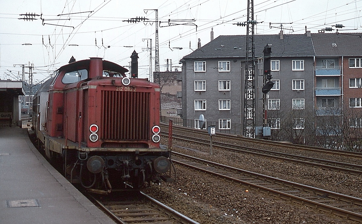 212 082-2 verlässt Anfang der 1980er Jahre den S-Bahn-Haltepunkt Volksgarten in Richtung Düsseldorf Hauptbahnhof