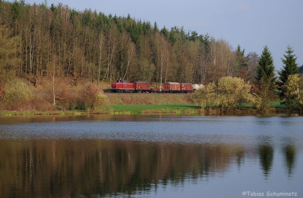 212 084 (92 80 1212 084-8 D-GfE) mit Fotozug DGS92070 am 21.04.2013 bei Wernberg-Kblitz