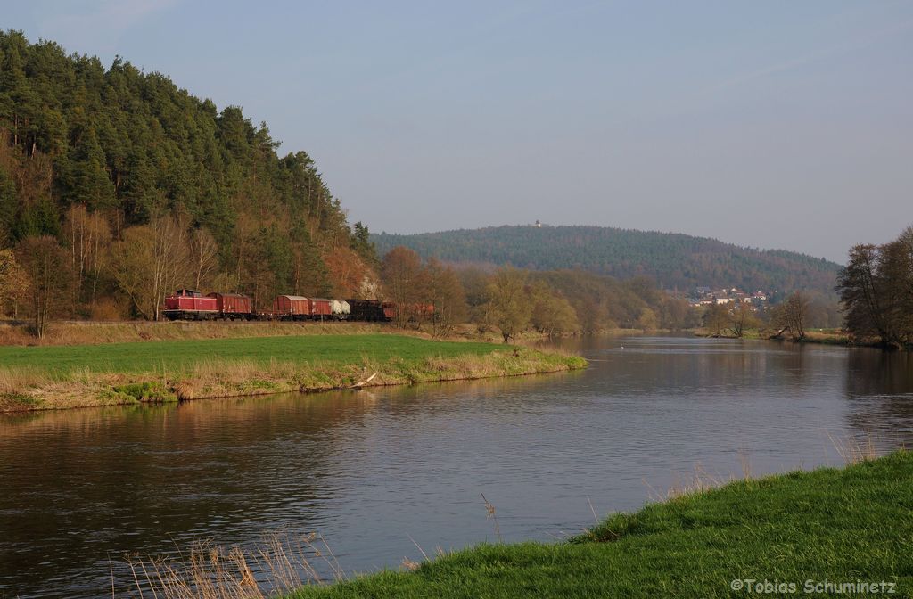 212 084 (92 80 1212 084-8 D-GfE) mit Fotozug DGS92070 am 21.04.2013 bei Pfreimd
