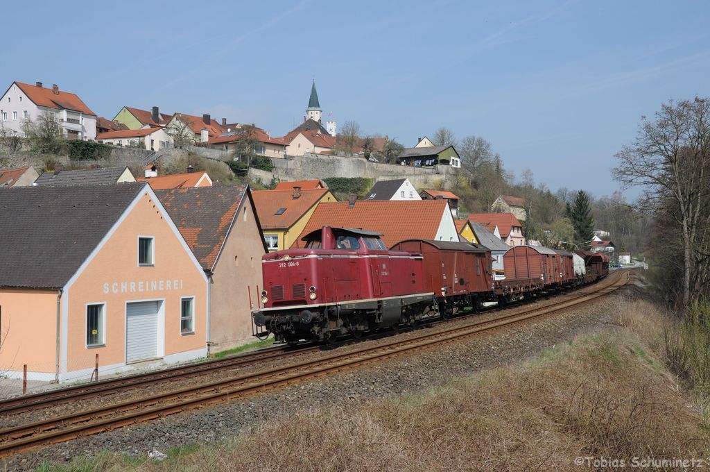 212 084 (92 80 1212 084-8 D-GfE) mit Fotozug DGS92072 am 21.04.2013 in Nabburg