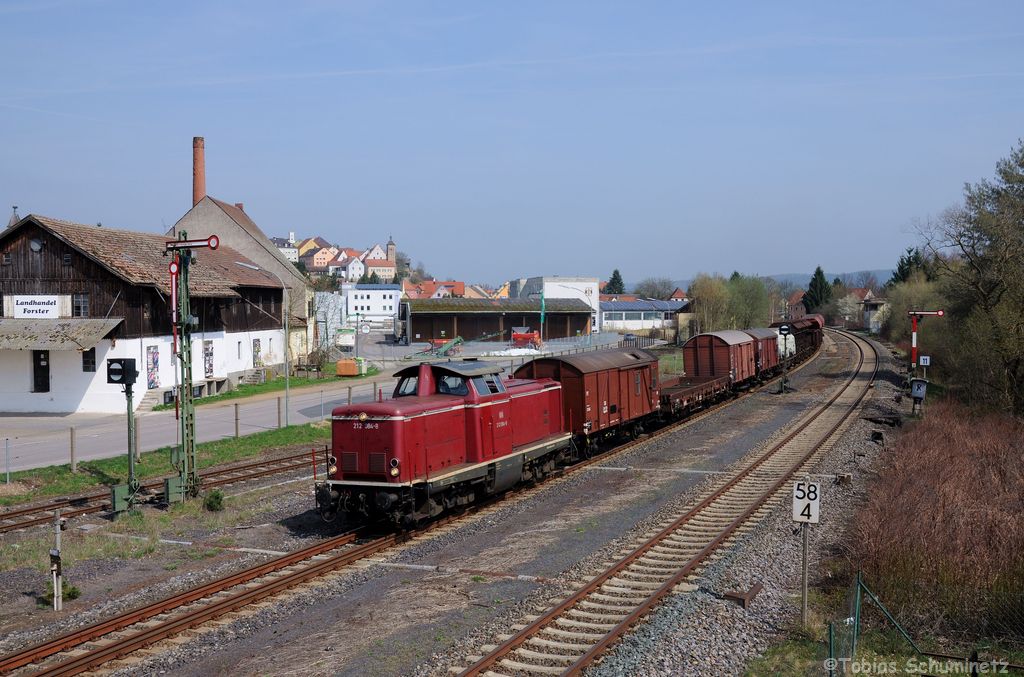 212 084 (92 80 1212 084-8 D-GfE) mit Fotozug DGS92072 am 21.04.2013 bei der Einfahrt in Nabburg