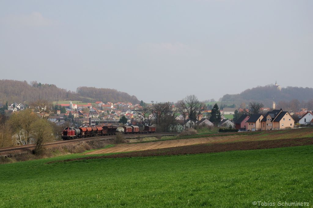 212 084 (92 80 1212 084-8 D-GfE) mit Fotozug DGS92073 am 21.04.2013 bei Sulzbach-Rosenberg