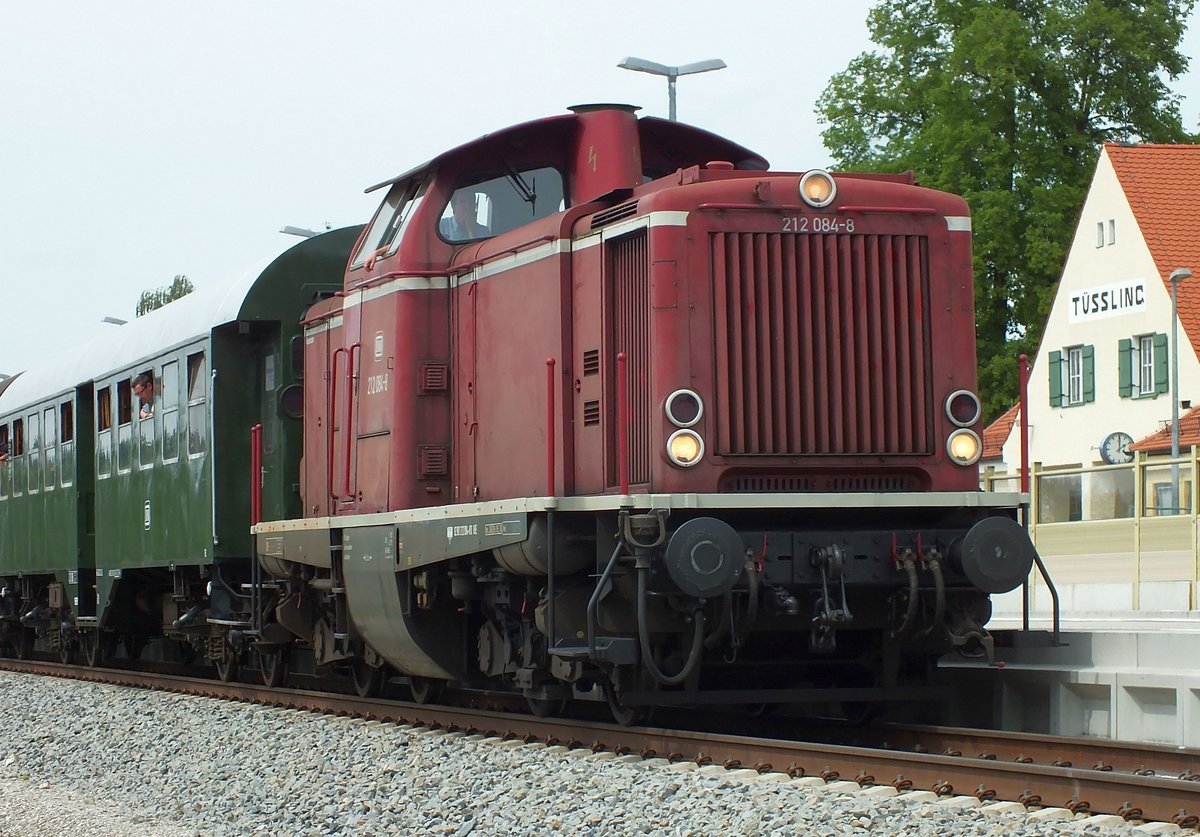 212 084 mit historischer Wagengarnitur im Planverkehr am 25.05.19 in Tüssling.