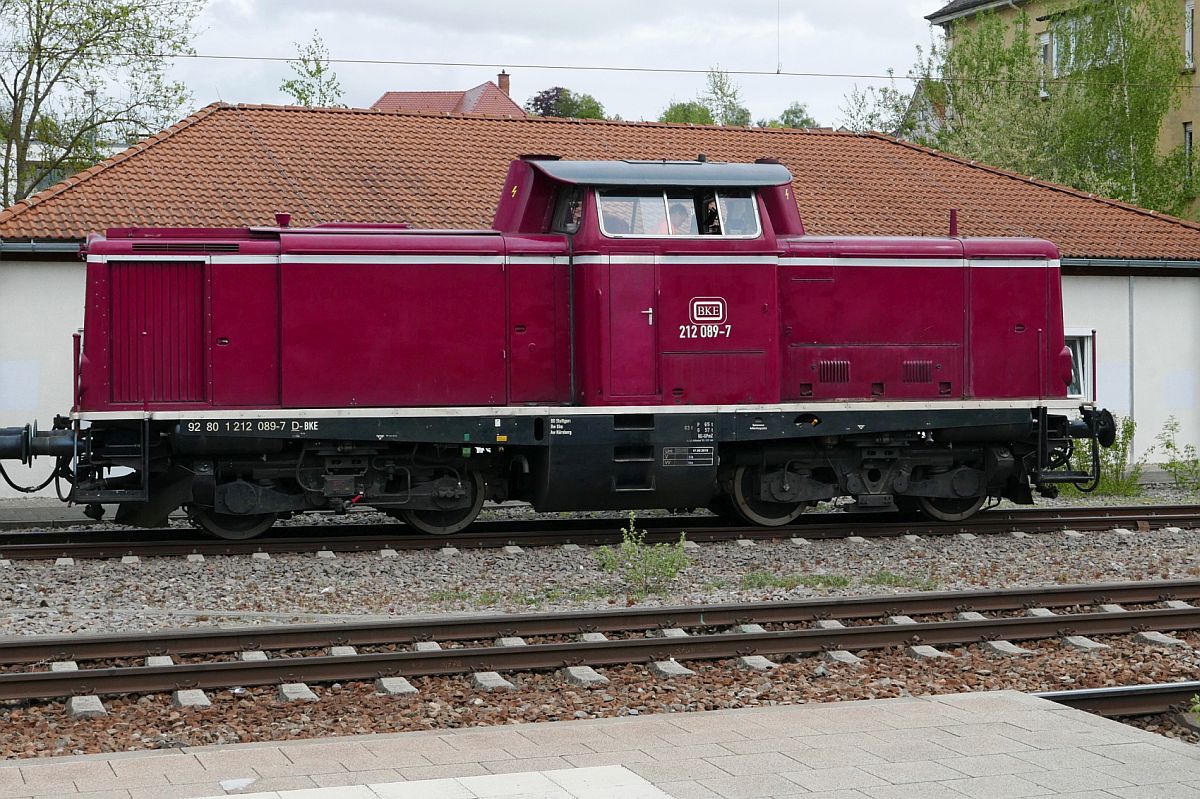 212 089-7 der BKE Eisenbahn - Service GmbH wartet am 28.04.2020 im Bahnhof Biberach (Riß) auf Streckenfreigabe Richtung Aulendorf.