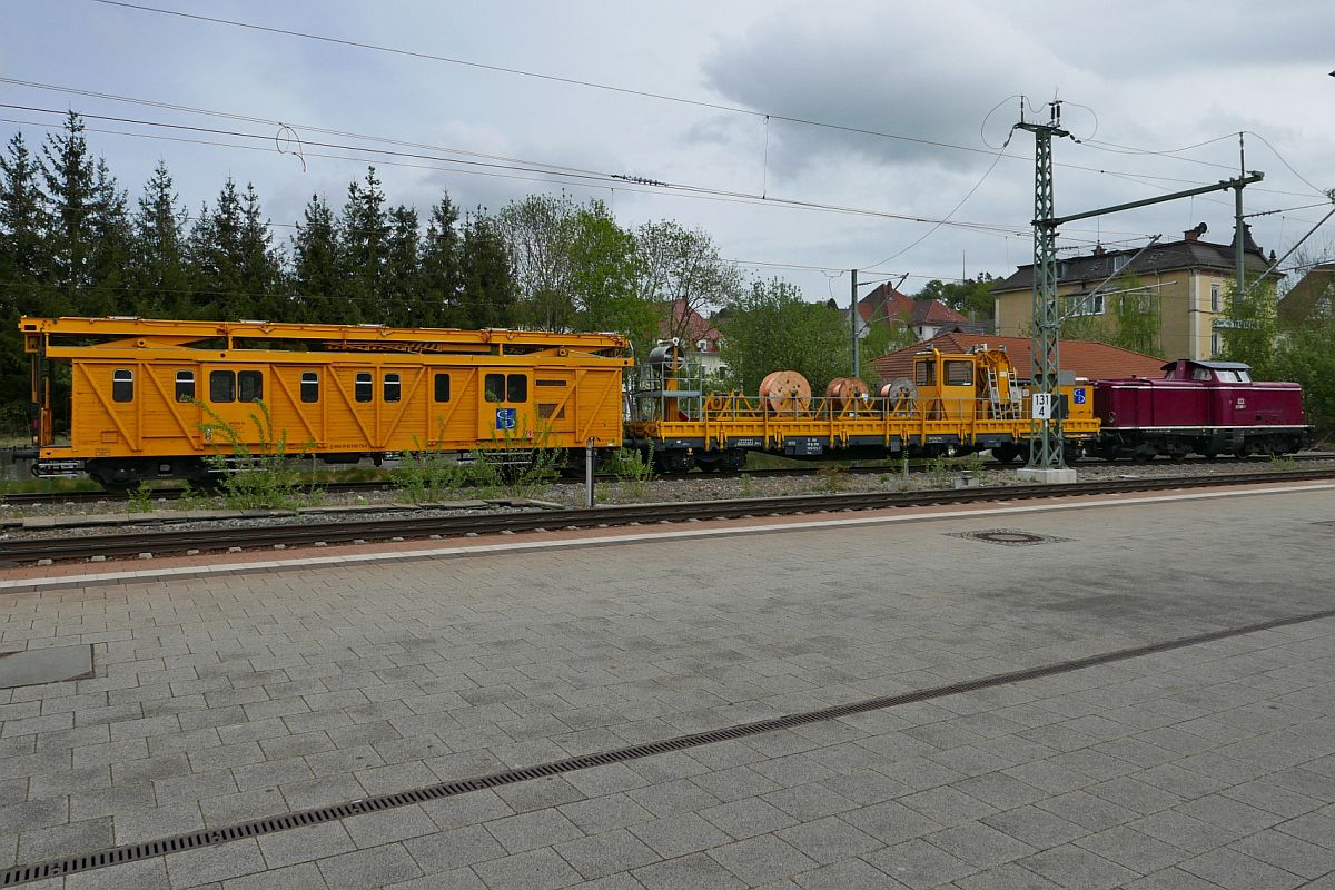 212 089-7 der BKE wartet mit einer Verlegeeinheit (33 RIV 88 B-SPAG 3936 572-7 Res) und einem Fahrleitungsmontagewagen (D-SPAG 99 80 9336 736-0) am 28.04.2020 im Bahnhof Biberach (Riß) auf Streckenfreigabe Richtung Aulendorf.