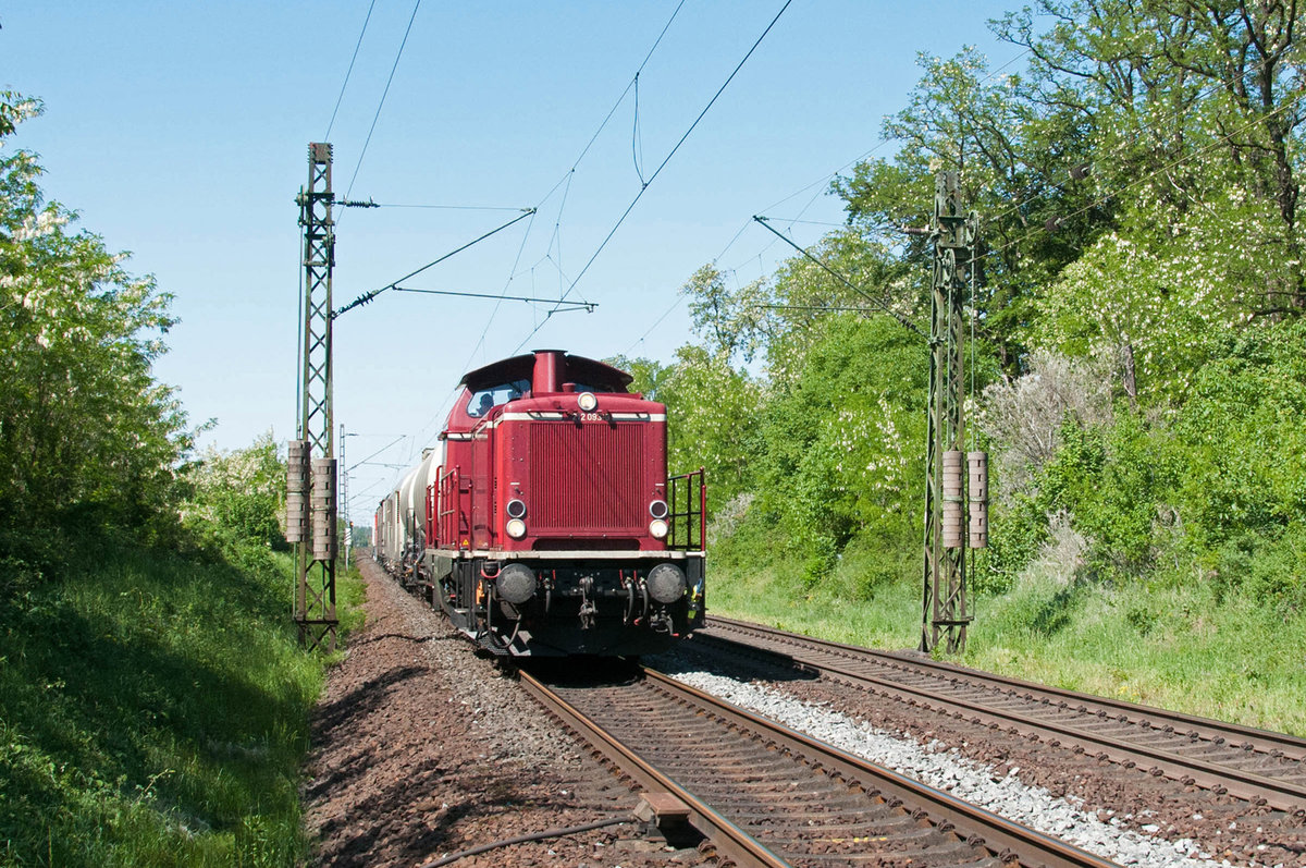 212 093 mit der Bayer CropScience Zug. Der Bahnhof Hähnlein - Alsbach, von Gleis 1 fotografiert am 08 Mai 2018.