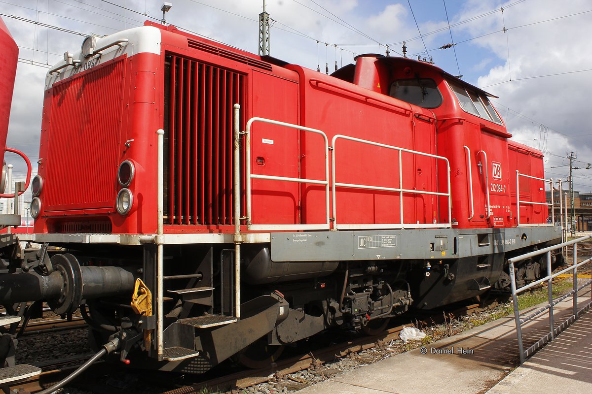 212 094-7 stand in Bremen Hbf abgestellt, am 26.04.2016.