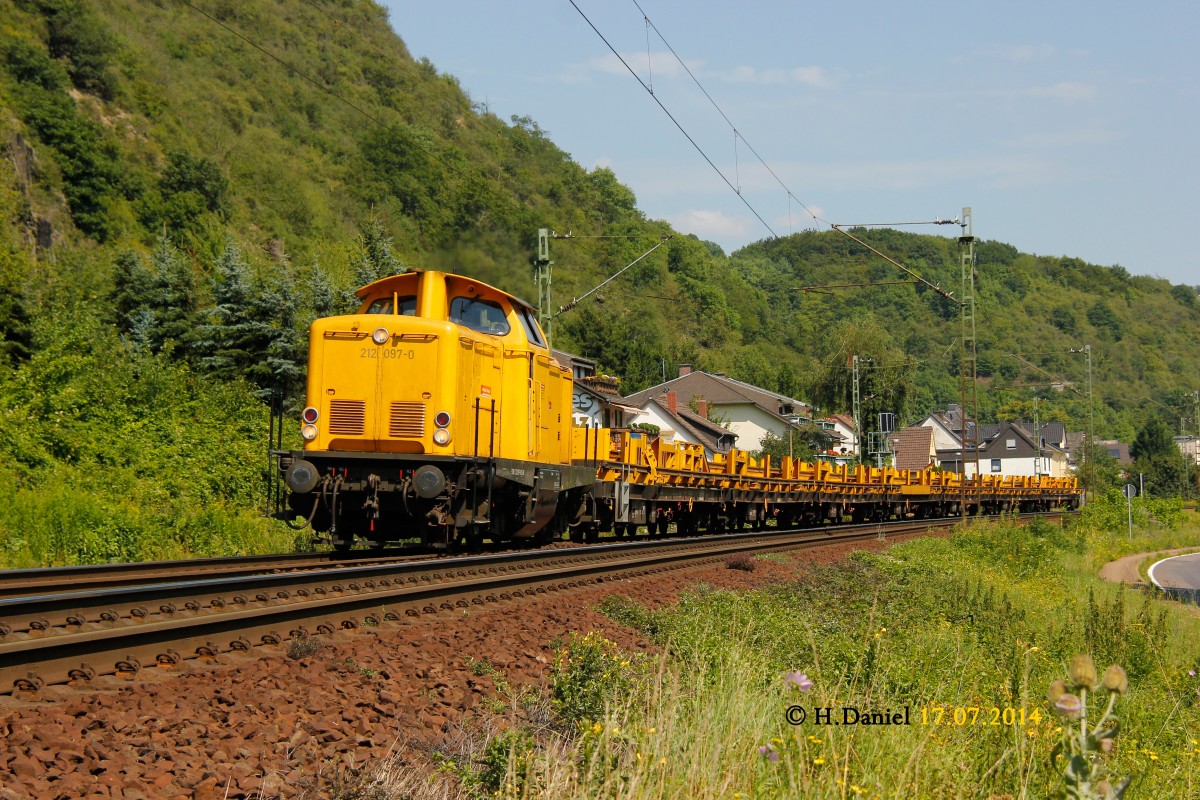 212 097-0 Bahnbau Gruppe am 17.07.2014 in Erpel.
