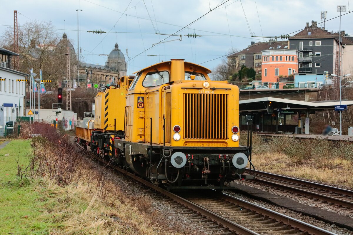 212 097-0 DB Bahnbau Gruppe mit Baukran in Wuppertal, Januar 2026.