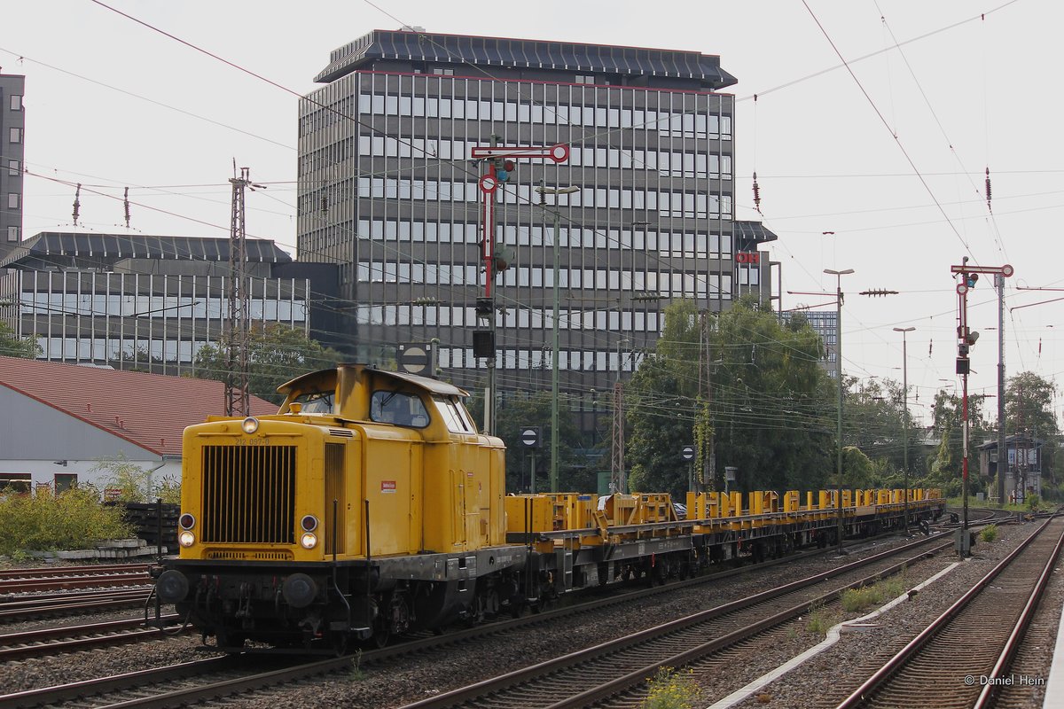 212 097-0 DB Bahnbau Gruppe mit Langschienen in D�sseldorf Rath, September 2016.