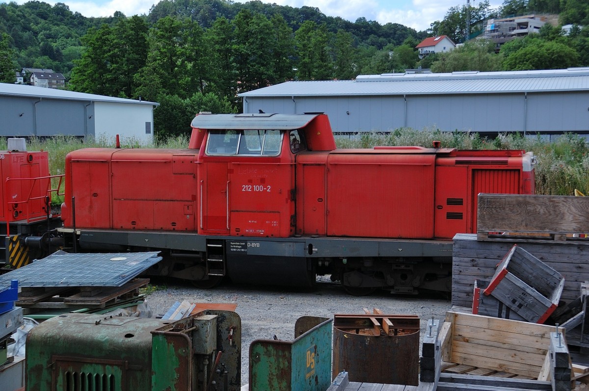 212 100-2 der Bayernbahn auf dem Werksgelände von Gmeinder in Mosbach am Samstag den 14.6.2014. Sie wartet auf ihre Aufarbeitung....ihre letzte Fahrt hatte sie laut Anschrift am 4.6.2014. Eingeklemmt  ist sie zwischen einer ehemaligen LTE MAK und einer MH5 abgestellt.....Im Vordergrund erkennt man noch die Karosse mit Chassie ohne Achsen einer Feldbahnlok......So richtige Werksstimmung.