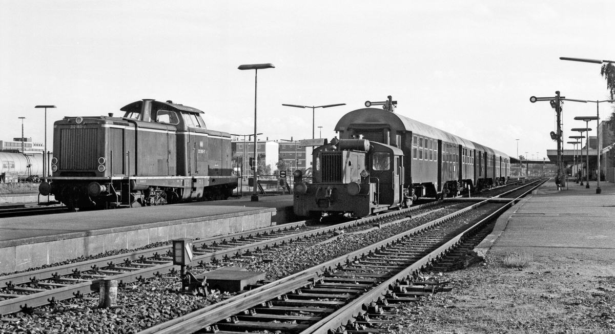 212 169 hat ihren Streckendienst erledigt und die kleine Schwester bringt die Fuhre in die Abstellgruppe. Laundau/Pfalz, September 1983.
