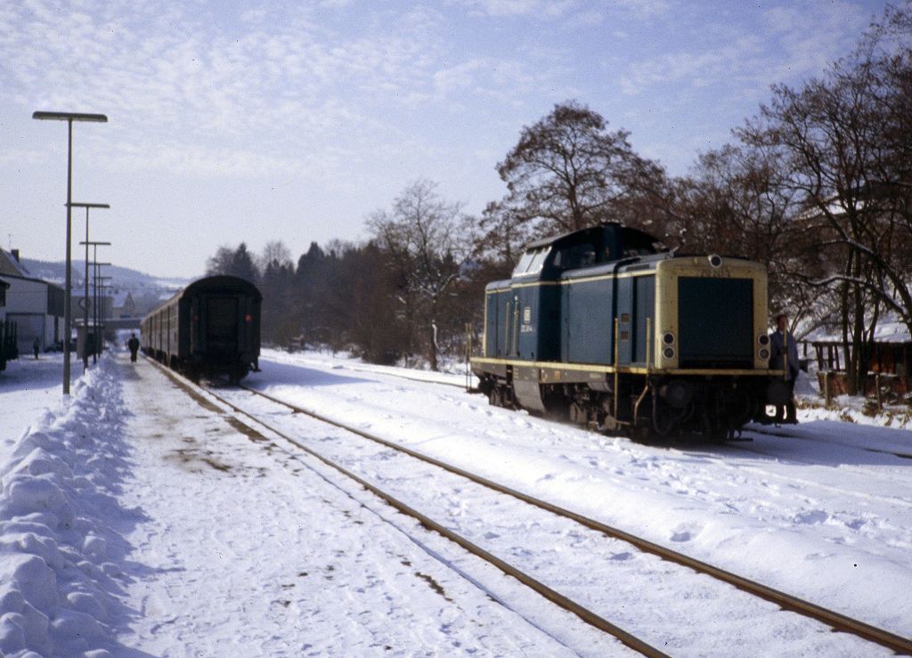 212 241 setzt am Rosenmontag des Jahes 1983 in Neuenrade für den N6466 um.