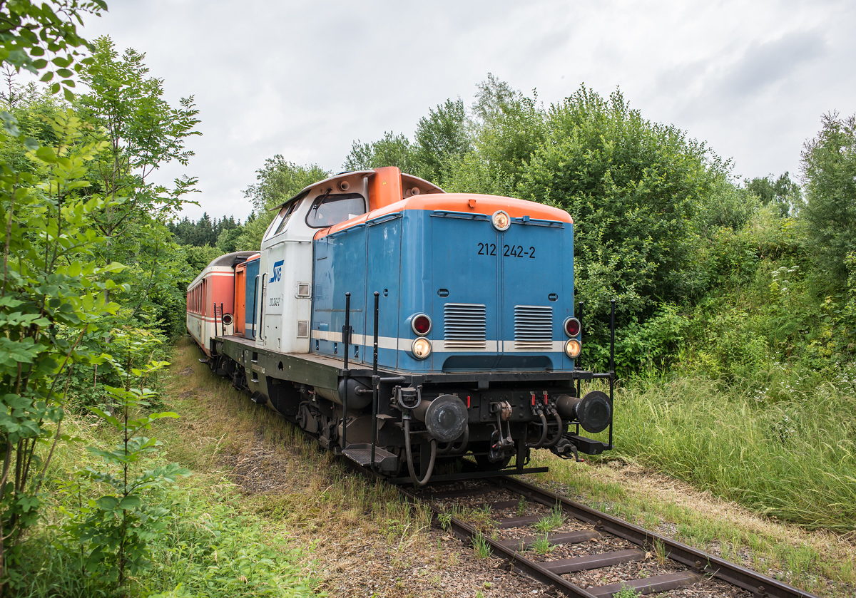 212 242-2 fährt am 02.07.2016 mit einem kurzen Lokalbahnzug in den Bf Obing ein.

Hersteller: Maschinenbau Kiel (MaK)
Fabriknummer: 1000289
Abnahmedatum: 28.01.1965
Erst-Bw: Kornwestheim
weitere Beheimatungen: Saarbrücken, Mühldorf (Oberbayern)
Betreibernr. z.Z.d. Aufnahme: 212 242-2
UIC-Nr.: 92 80 1212 242-2 D-ALS
ursprüngl. Fahrzeugnr.: V 100 2242
Umzeichnungen: 212 242-2 (01.01.1968), 92 55 0469 003-1 H-LCH (2009), 92 80 1212 242-2 D-NBEG (23.07.2012), 92 80 1212 242-2 D-ALS (1914)
z-Stellung (DB): 25.10.2004
Ausmusterung (DB):  02.02.2006
Eigentümer z.Z.d. Aufnahme: ALSTOM Lokomotiven Service, Stendal (ALS)

