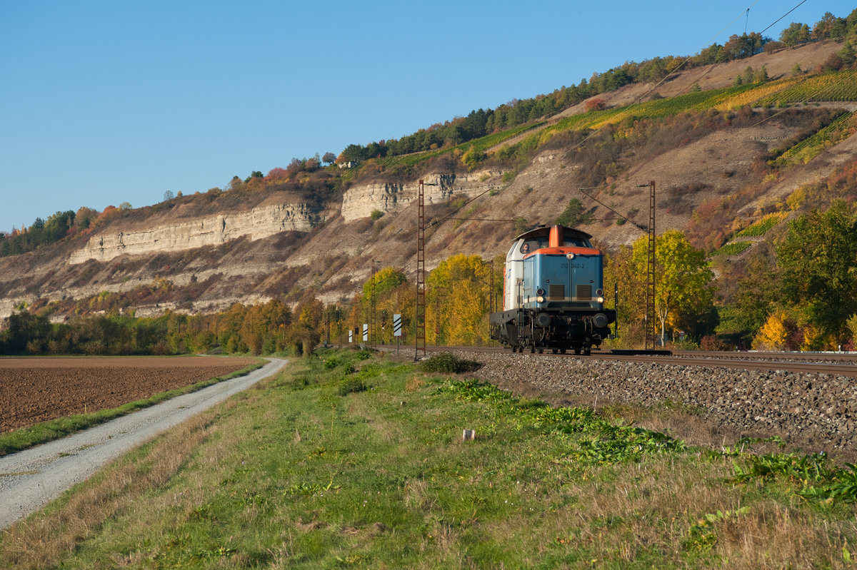 212 242 der SVG bei Thüngersheim Richtung Würzburg, 13.10.2018