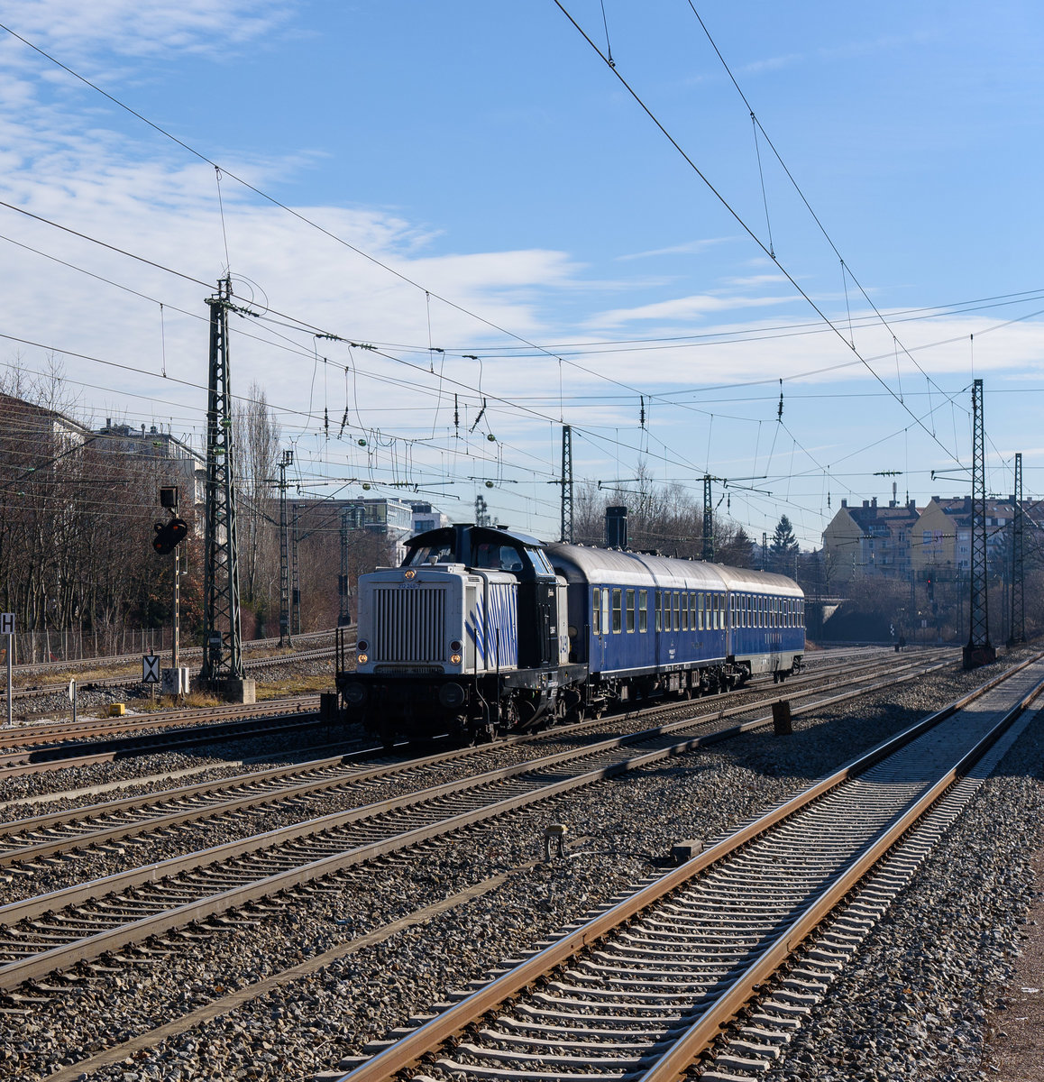 212 249 das Clärchen von Lokomotion mit ihrem Sonderzug DPE 98 nach Oberstaufen im Allgäu am Heimeranplatz in München am 2.2.2017.