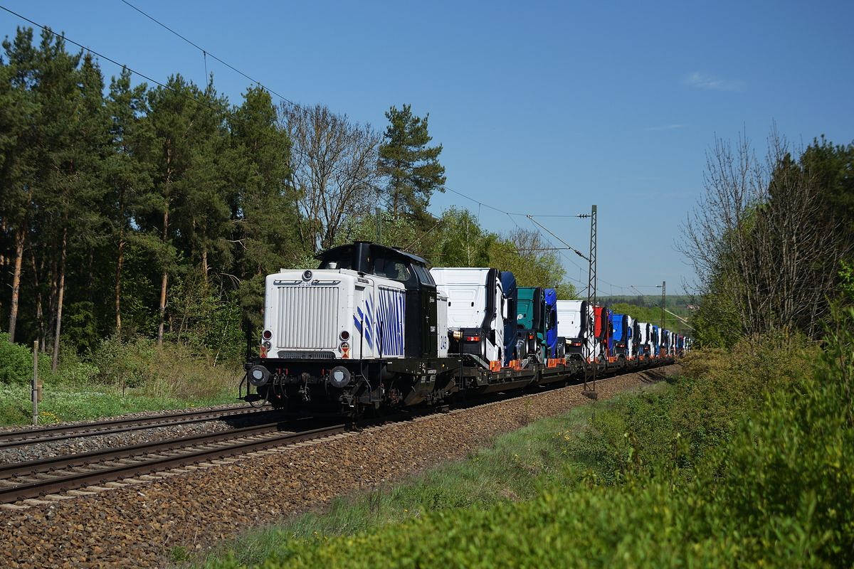 212 249 von Lokomotion schiebt am Schluss eines mit LKW-Zugmaschinen beladenen Ganzzuges, der von 189 918 gezogen wurde. Am 29. April kam dieses Gespann durch Westerstetten und fuhr Richtung Stuttgart.