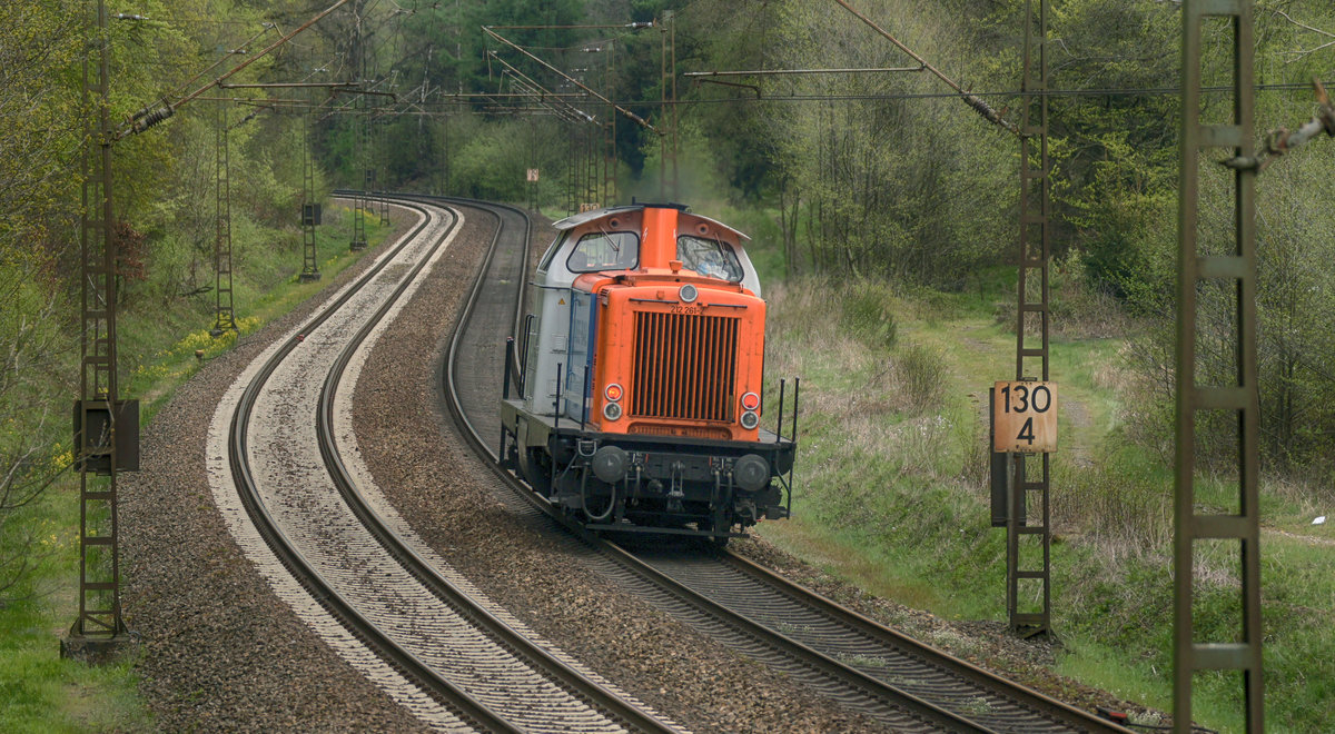212 261-2 auf dem Wiehengebirgs-Pass zwischen Vehrte und Ostercappeln am 03.05.2015.