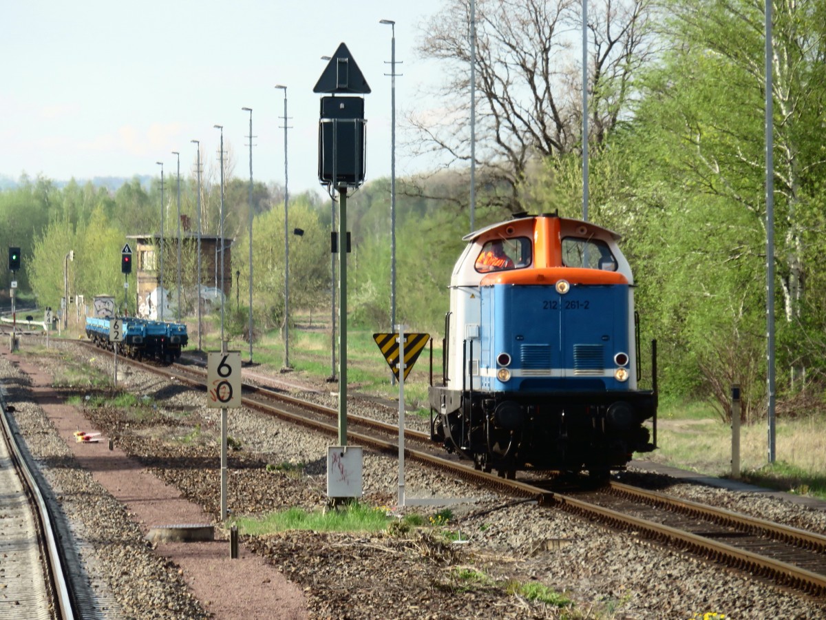 212 261 2 in Halle Trohta am 26.04.2015 mit einem Bauzug