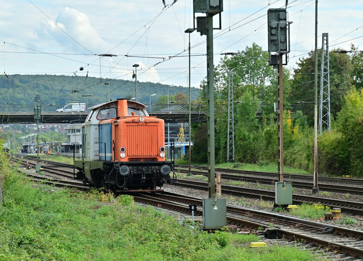 212 261 hat ihren zweitägigen Verschubdienst nun erledigt und den Holzzug komplettiert samt einer 193ziger in Neckarelz hinterlassen. Nun fährt sie in Richtung Eberbach aus. 30.9.2ü22