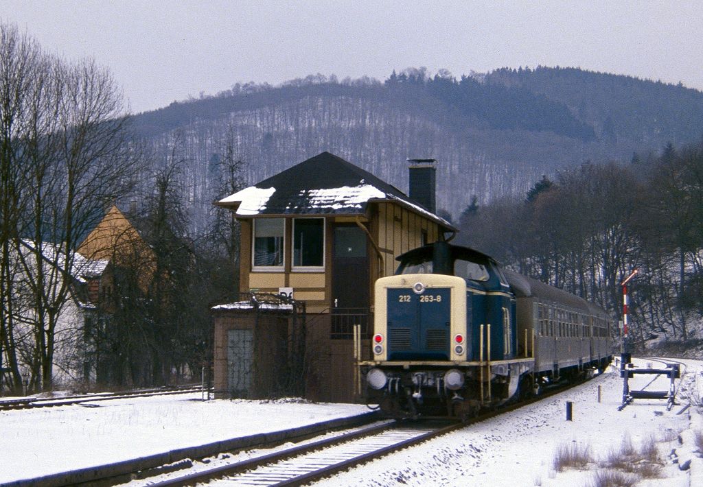 212 263 schiebt ihren Zug nach Dortmund am Rummenohler Stellwerk vorbei gen Hagen (März 1991)