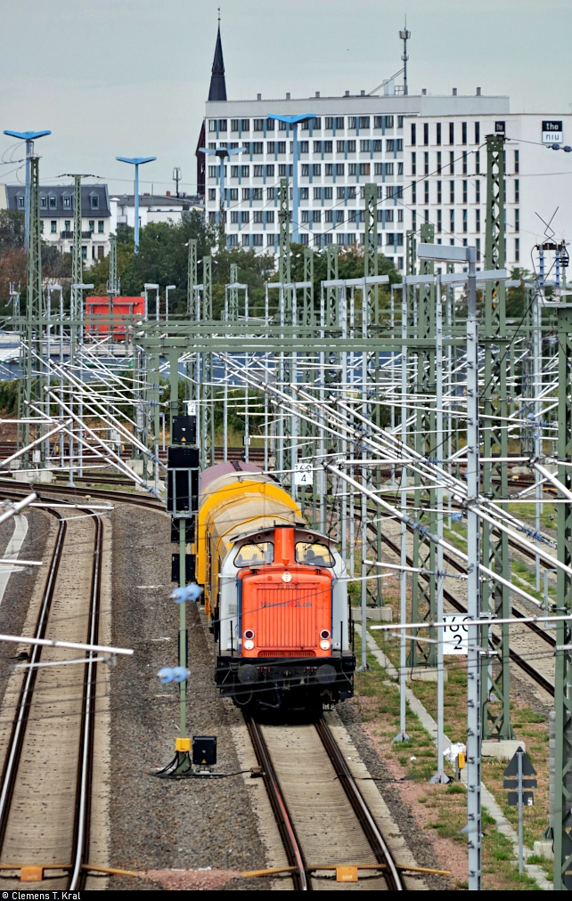 212 267-9 (469 004-9 | DB V 100 2267) kommt überraschend in der Zugbildungsanlage (ZBA) Halle (Saale) zum Stehen und unterbricht damit die beschauliche Ruhe zum Sonntagmorgen. Dahinter hängen noch ein Schienenfräszug Vossloh HPM VM141 „Hornet“ (99 80 9527 004-2 D-ALPHA) sowie ein UIC-X-Wagen (DB) der Gattung  Am 036  (56 80 11-80 024-6 D-EURO).
Hier wurde eine Tele-Aufnahme durch den Mastenwald von der Berliner Brücke versucht.

🧰 Hanse Lok GmbH (HLG) | Alpha Rail Team GmbH & Co. KG (Vossloh Rail Services GmbH) | Euro-Express Sonderzüge GmbH & Co. KG
🕓 23.8.2020 | 9:00 Uhr