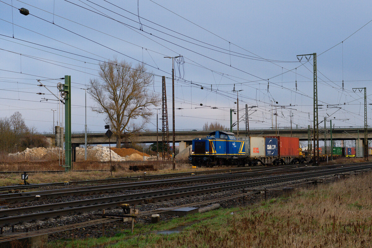 212 285 EVB zieht einen Containerzug von Regensburg-Ost in den Osthafen, 19.03.2021